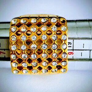 Anillo diseño cuadrado acero inoxidable  41 circones ,le falta un circon talla 8